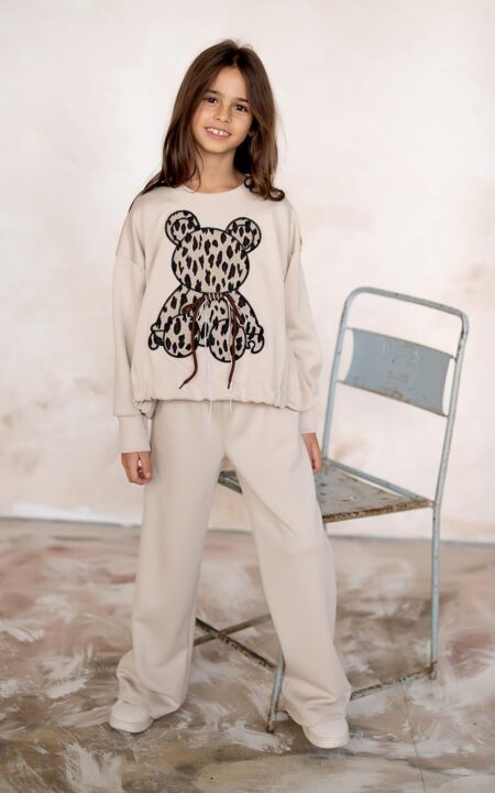 Beżowy komplet dla dziewczynki z aplikacją misia, składający się z bluzy i spodni.