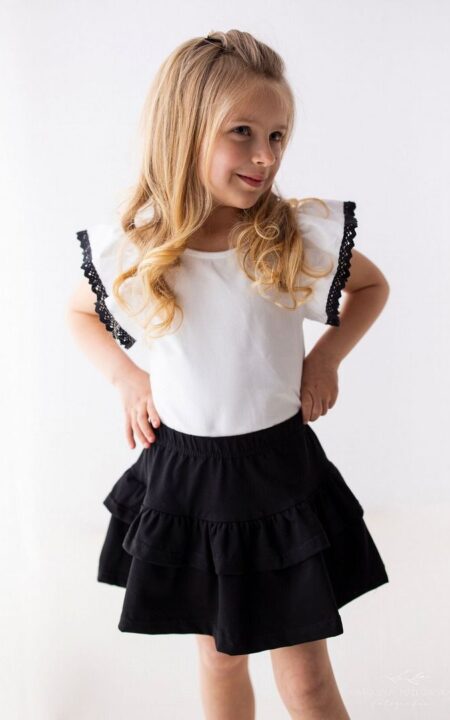 Biała bluzka z czarnym wykończeniem na rękawach, idealna na codzienne stylizacje dla dziewczynki.