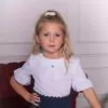 Biała bluzka koronkowa z kokardą dla dziewczynki, idealna na eleganckie okazje.
