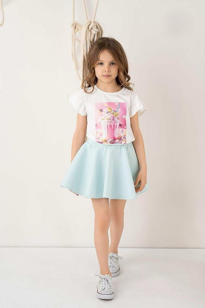 Biała bluzka dla dziewczynki z kolorowym nadrukiem lodów, idealna na letnie dni.