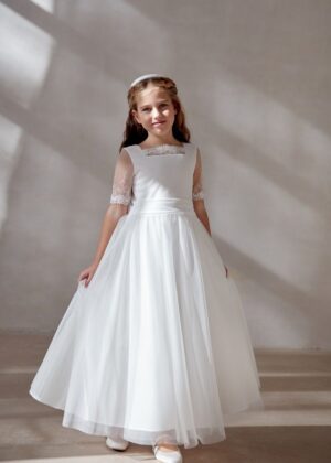 Biała, długa suknia do komuni z koronkowymi rękawami