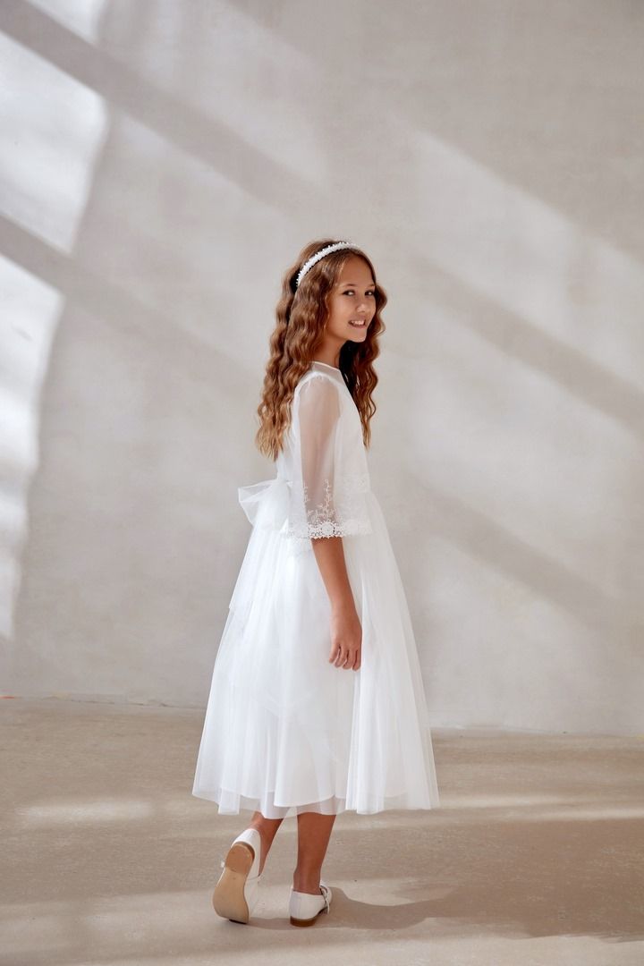 Ecru sukienka do Komunii z haftowanym rękawem