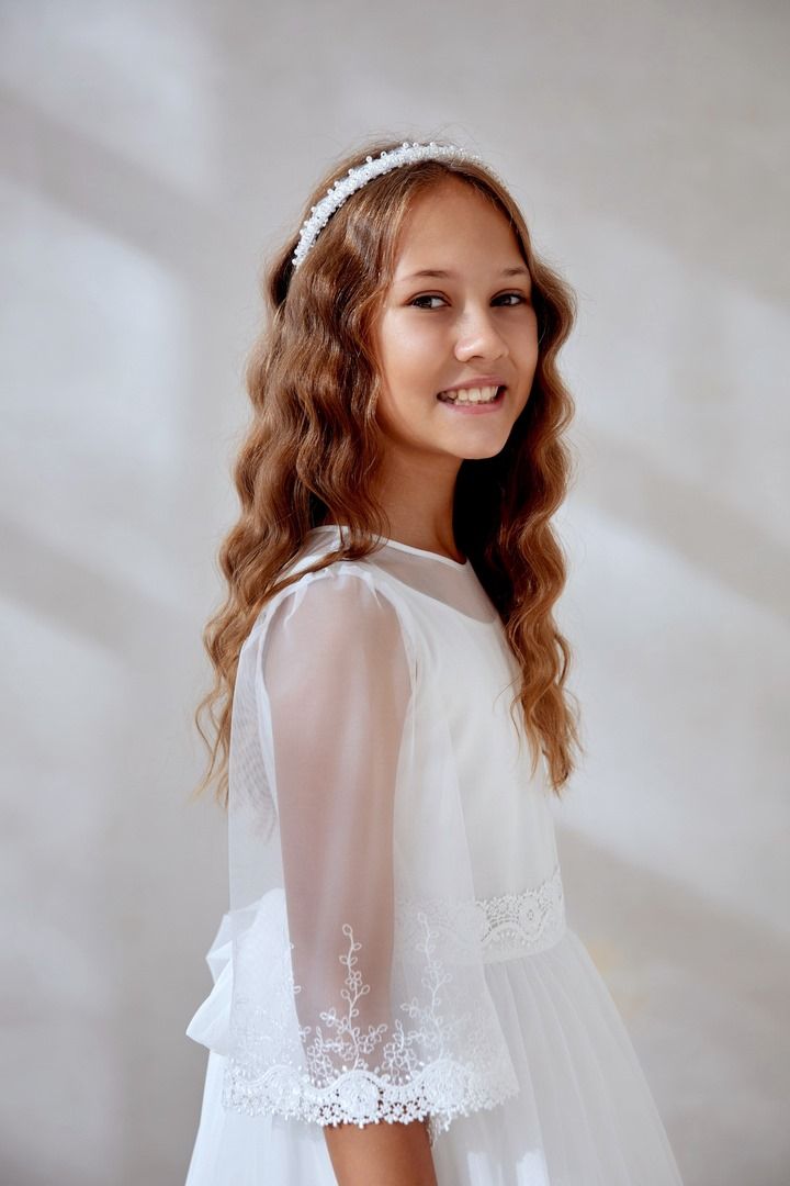 Ecru sukienka do Komunii z haftowanym rękawem, zbliżenie na rękaw