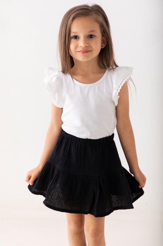 Biała elegancka bluzka dla dziewczynki z koronkowymi detalami, idealna na specjalne okazje.