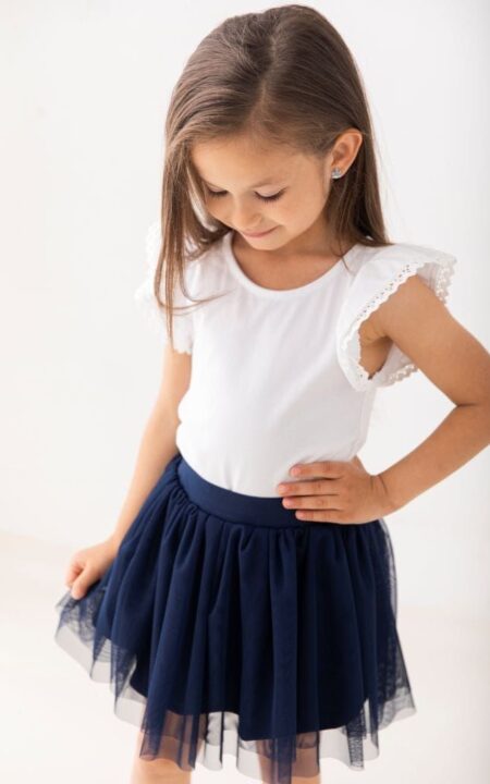 Biała galowa bluzka dla dziewczynki z koronkowymi rękawami, idealna na uroczyste okazje.