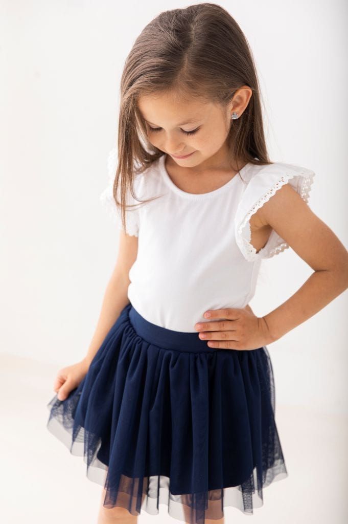 Biała galowa bluzka dla dziewczynki z koronkowymi rękawami, idealna na uroczyste okazje.