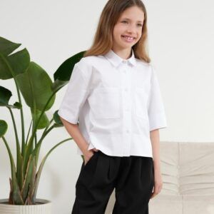 Biała koszula szkolna dla dziewczynki z krótkim rękawem i kieszeniami. Idealna na codzienne zajęcia w szkole.