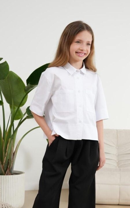 Biała koszula szkolna dla dziewczynki z krótkim rękawem i kieszeniami. Idealna na codzienne zajęcia w szkole.
