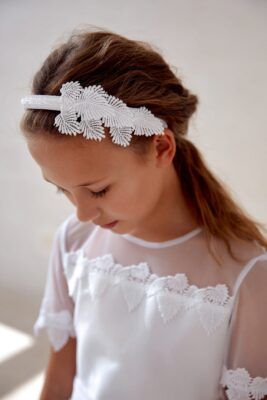 Biała opaska do Komunii przyozdobiona listkami