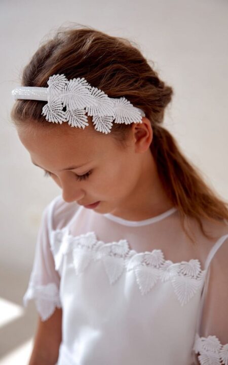 Biała opaska do Komunii przyozdobiona listkami