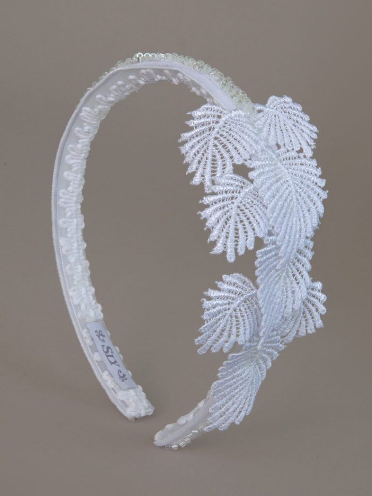 Biała opaska do Komunii przyozdobiona listkami, wzór