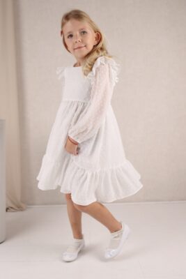 Biała sukienka na długi rękaw z falbanami, idealna na specjalne okazje dla dziewczynki.