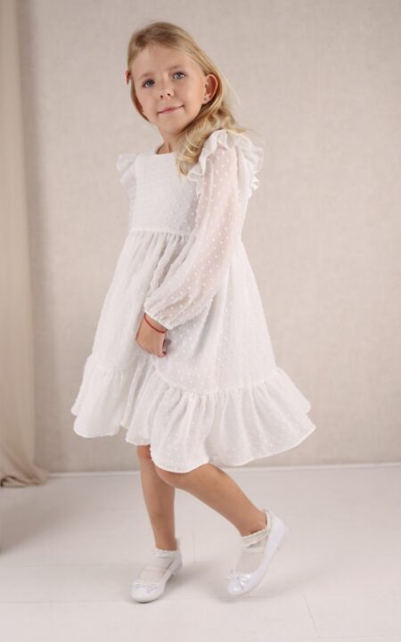 Biała sukienka na długi rękaw z falbanami, idealna na specjalne okazje dla dziewczynki.
