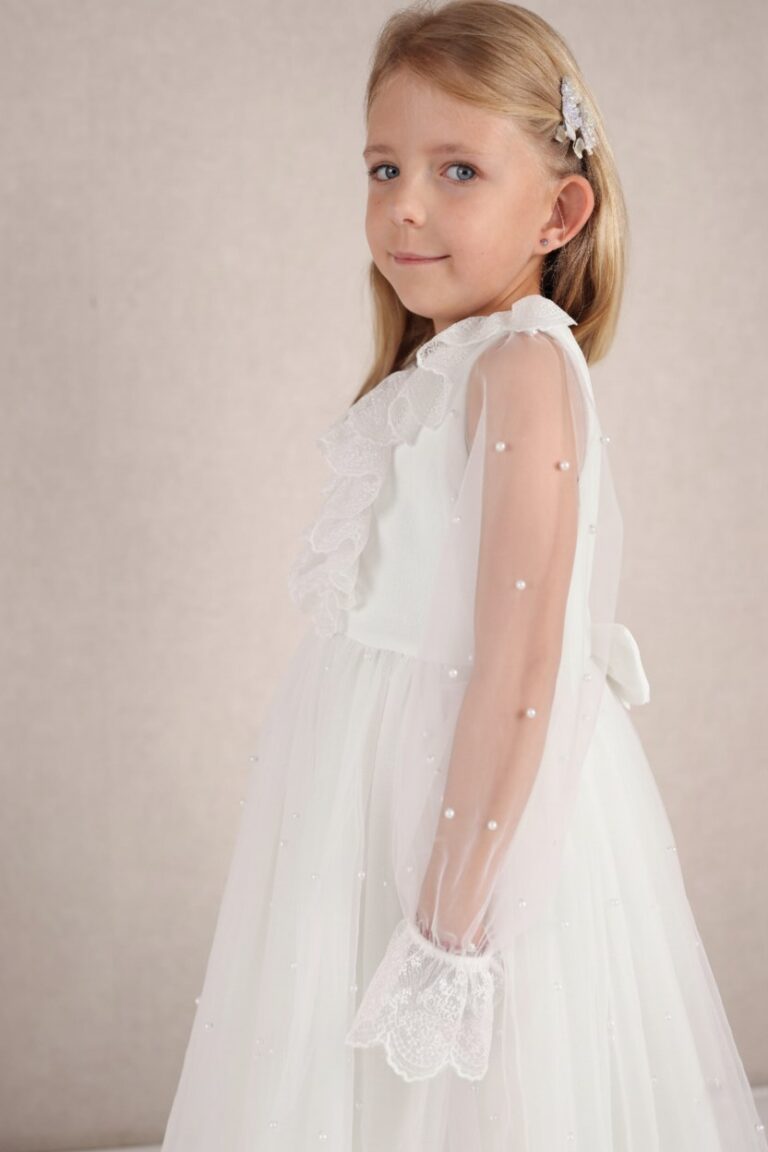 Biała tiulowa sukienka dla dziewczynki z koronkowymi rękawami i perłowymi zdobieniami, idealna na specjalne okazje.