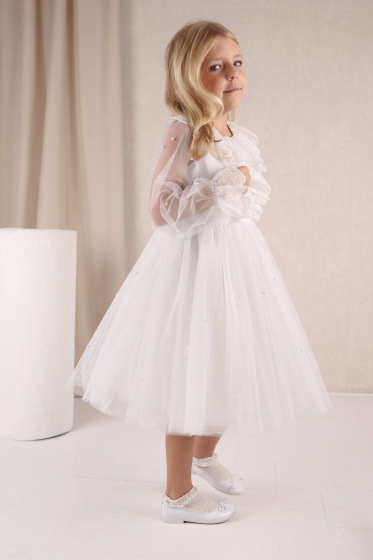 Biała tiulowa sukienka dla dziewczynki z koronkowymi rękawami, idealna na uroczystości i wyjątkowe okazje.
