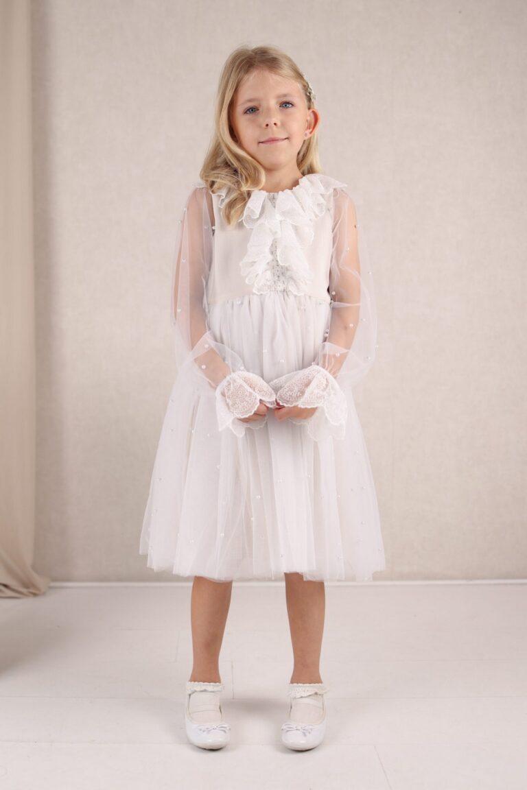 Biała tiulowa sukienka dla dziewczynki z koronkowymi rękawami i ozdobnym dekoltem, idealna na specjalne okazje.
