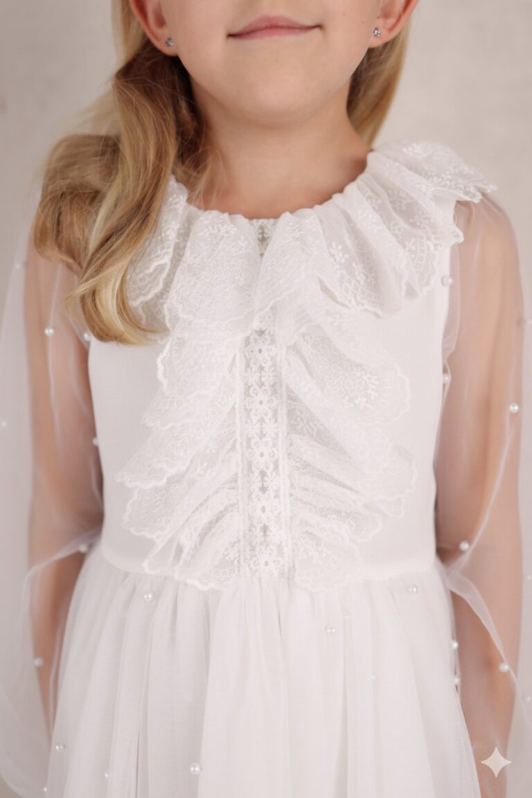 Biała tiulowa sukienka dla dziewczynki z koronkowym dekoltem i perłowymi detalami.
