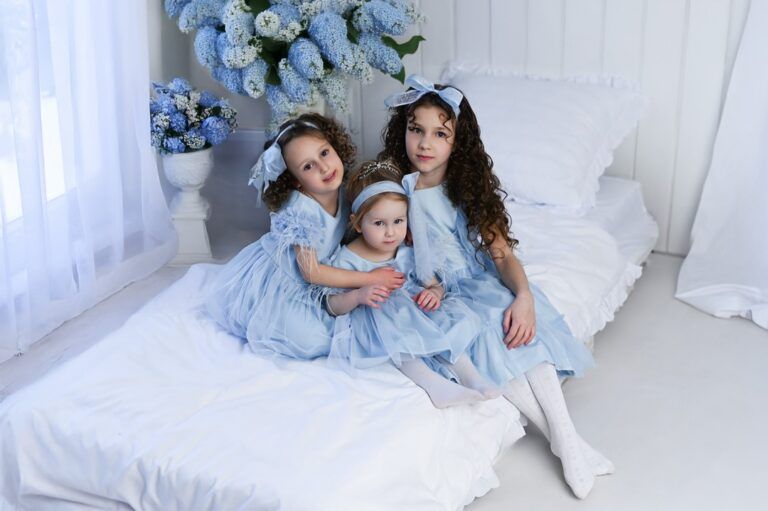 błękitna sukienka z karbowanym rękawem na wesele