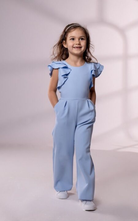 błękitny kombinezon dla młodszej siostry