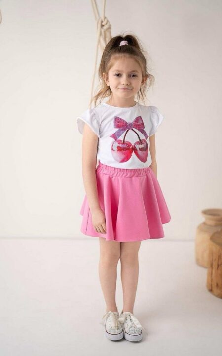 Biała bluzeczka dla dziewczynki z cekinowym nadrukiem w kształcie wisienek, idealna na letnie dni.