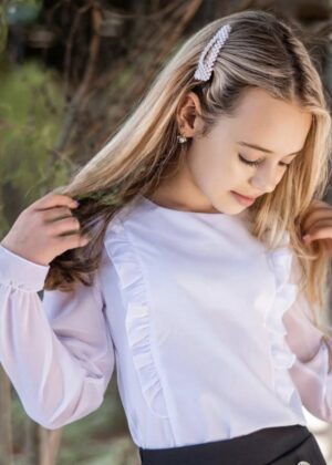 Biała bluzka szyfonowa z długim rękawem i falbanką z przodu, idealna na eleganckie okazje.