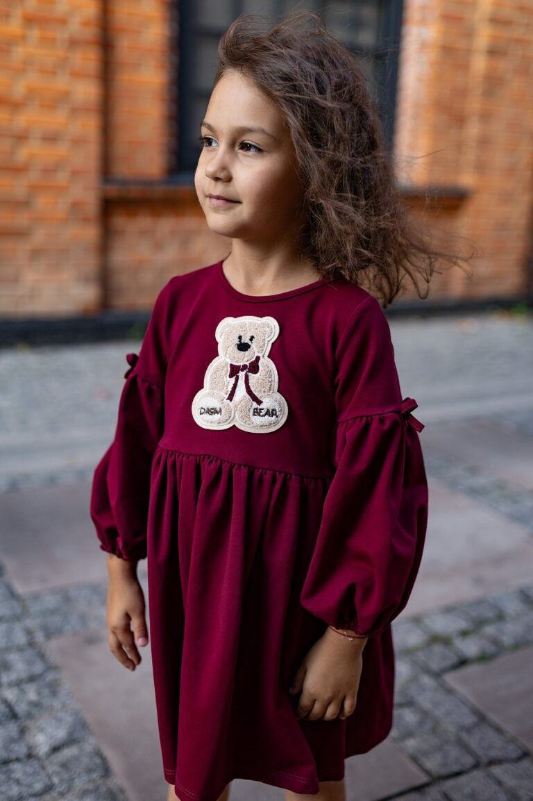 Bordowa bawełniana sukienka dla dziewczynki z aplikacją misia na przodzie.