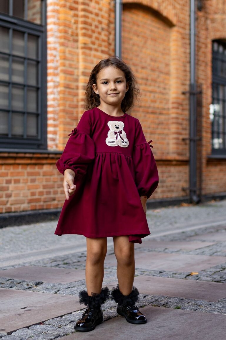 Bordowa bawełniana sukienka z aplikacją misia, idealna dla dziewczynki na codzienne wyjścia.