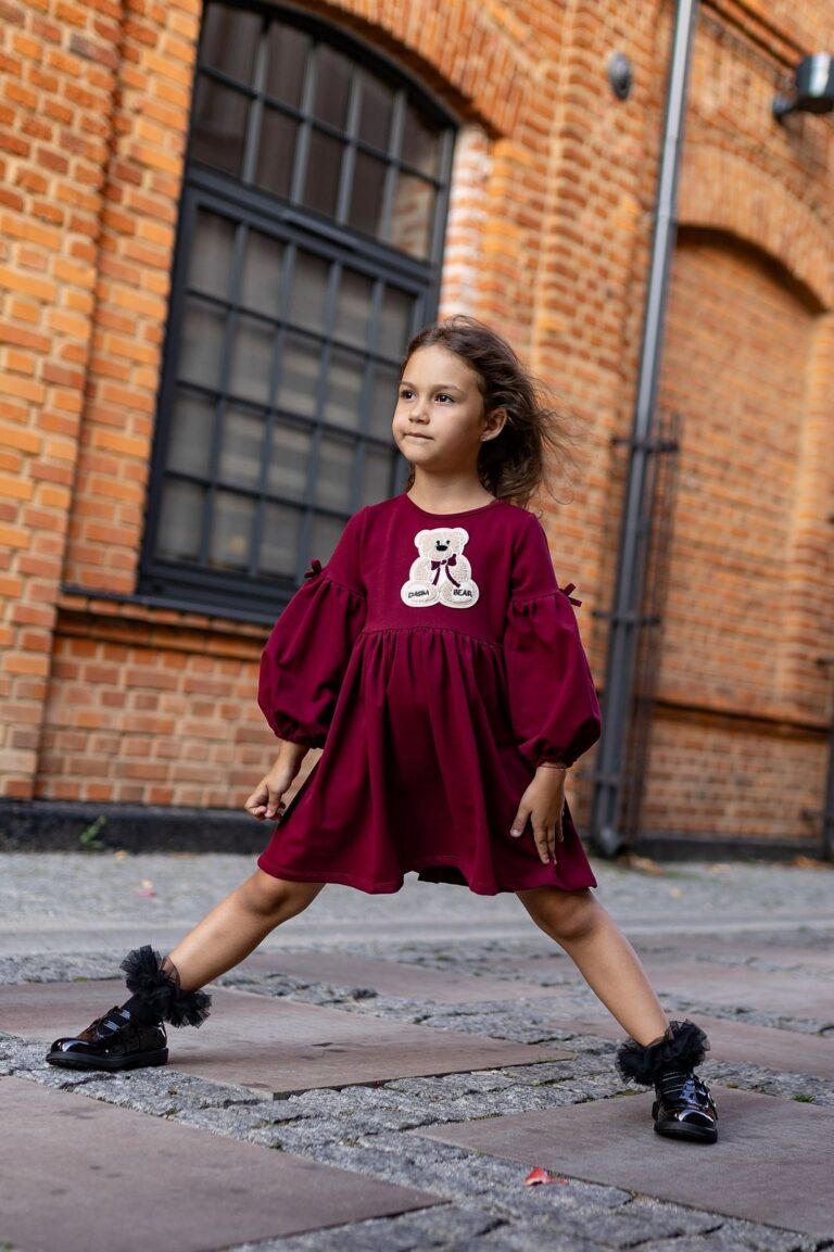 Bordowa bawełniana sukienka z aplikacją misia z przodu, idealna na codzienne wyjścia.