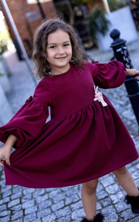 Bordowa sukienka dla dziewczynki z aplikacją króliczka i bufiastymi rękawami, idealna na różne okazje.