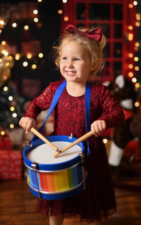 Bordowa sukienka dla dziewczynki z koronkowym wykończeniem, idealna na specjalne okazje. Bordowa sukienka dla dziewczynki z koronkowym wykończeniem, idealna na specjalne okazje.
