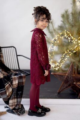 Bordowa sukienka z koronką dla dziewczynki z kołnierzykiem, idealna na specjalne okazje.