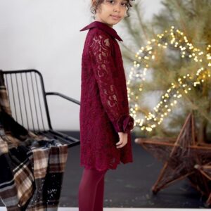 Bordowa sukienka z koronką dla dziewczynki z kołnierzykiem, idealna na specjalne okazje.