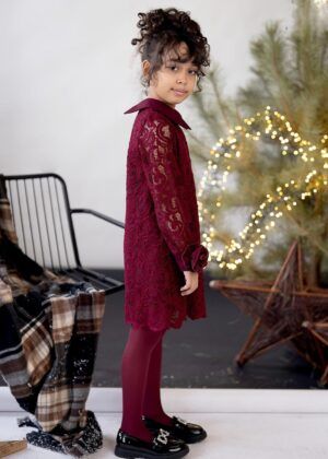 Bordowa sukienka z koronką dla dziewczynki z kołnierzykiem, idealna na specjalne okazje.