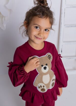 Bordowy bawełniany komplet dla dziewczynki z aplikacją misia, idealny na codzienne stylizacje.