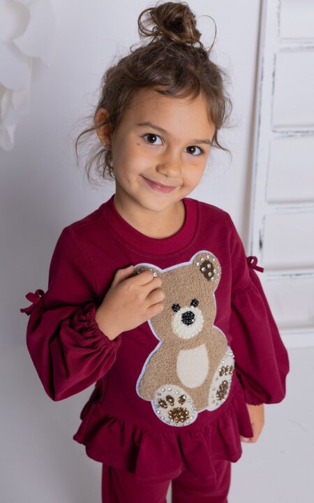 Bordowy bawełniany komplet dla dziewczynki z aplikacją misia, idealny na codzienne stylizacje.