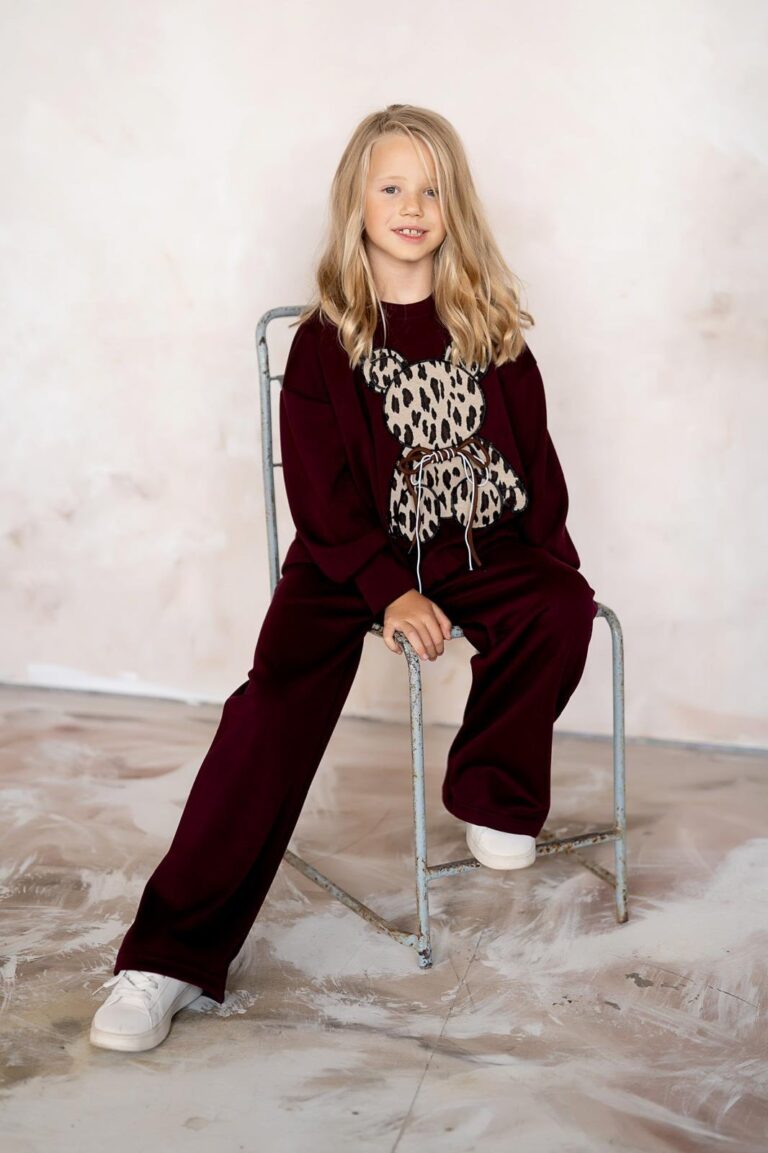 Ciemno bordowy dres dla dziewczynki z aplikacją misia w kolorze panterki. Idealny na codzienne stylizacje.