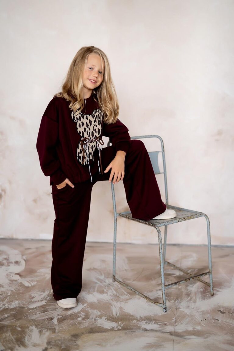 Ciemno bordowy dres dla dziewczynki z aplikacją misia, idealny na codzienne wyjścia i zabawę.