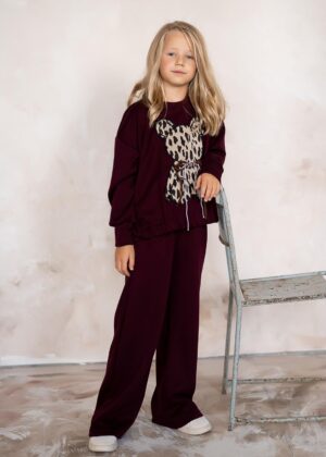 Ciemno bordowy dres dla dziewczynki z aplikacją misia na przodzie, idealny na codzienne stylizacje.