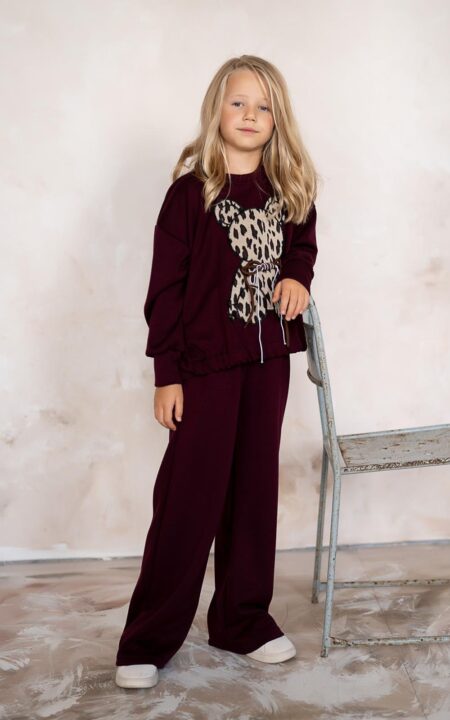 Ciemno bordowy dres dla dziewczynki z aplikacją misia na przodzie, idealny na codzienne stylizacje.