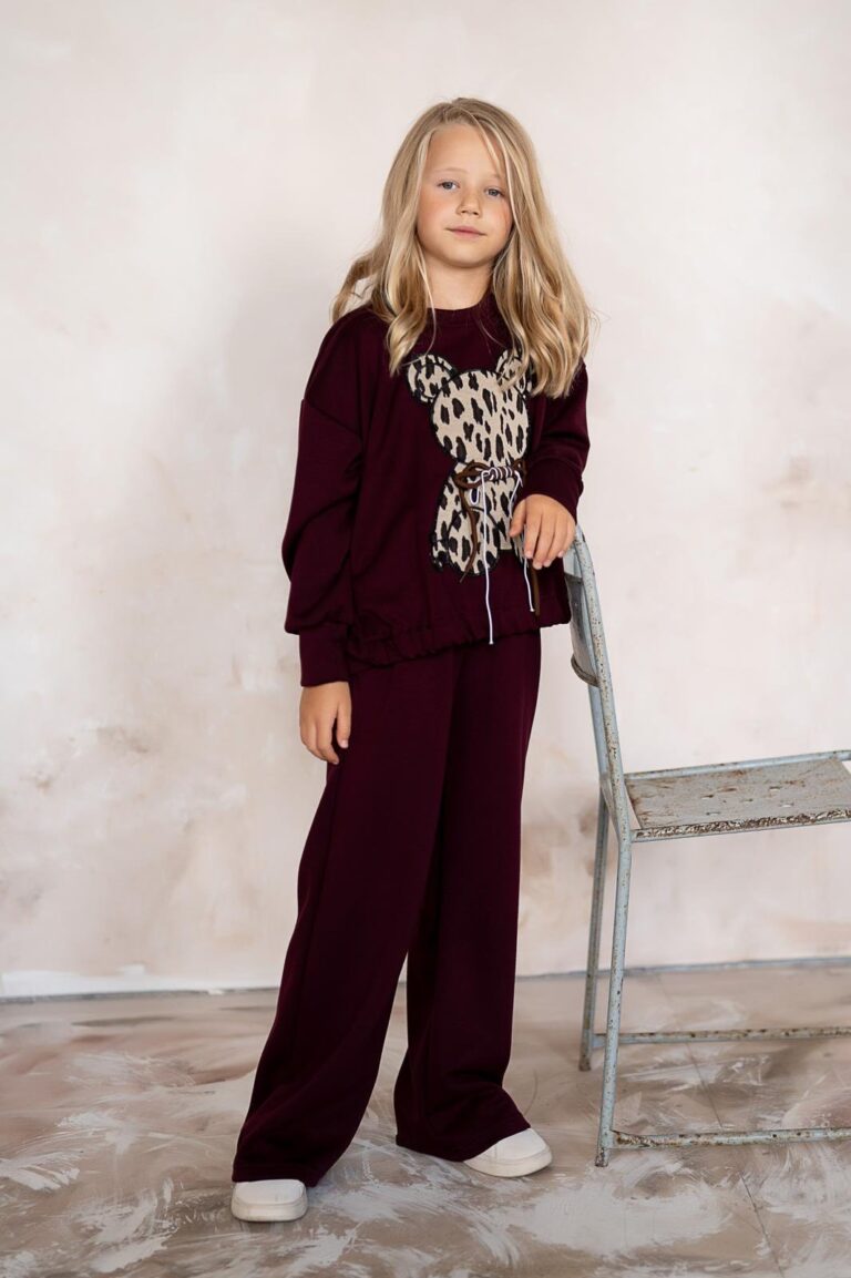 Ciemno bordowy dres dla dziewczynki z aplikacją misia na przodzie, idealny na codzienne stylizacje.