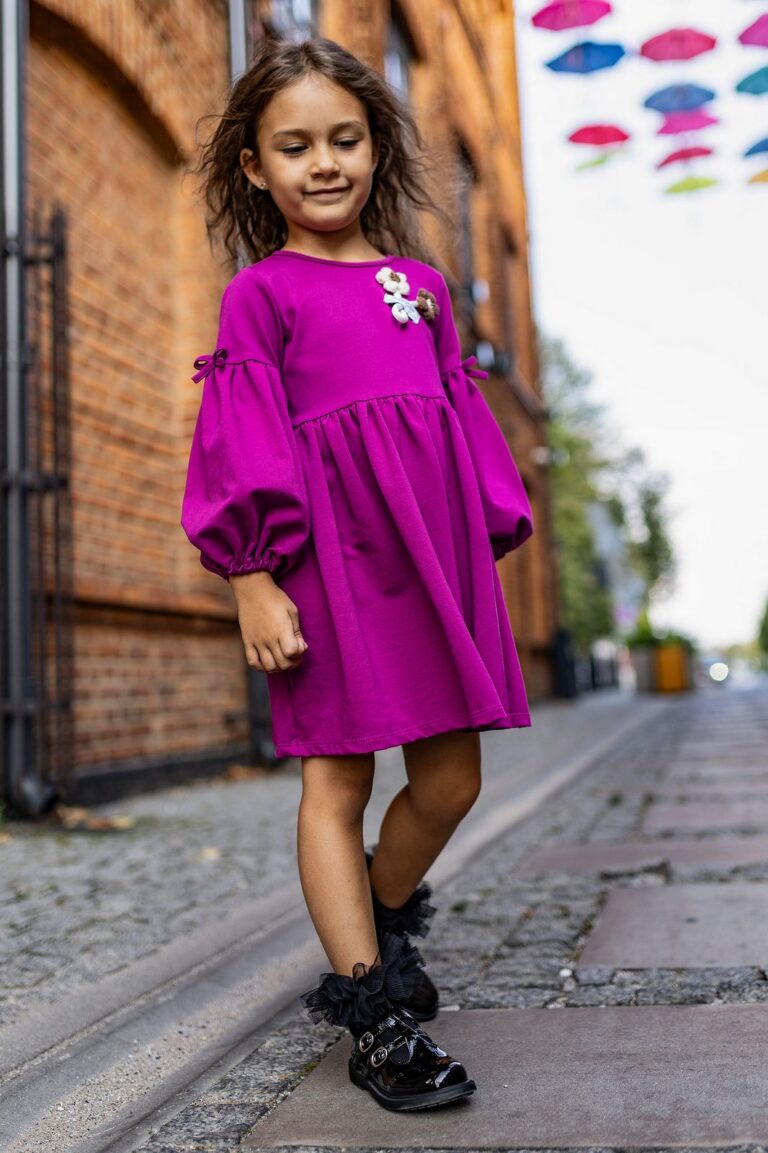 Ciemnoróżowa bawełniana sukienka z kwiatowym motywem, idealna na letnie dni.