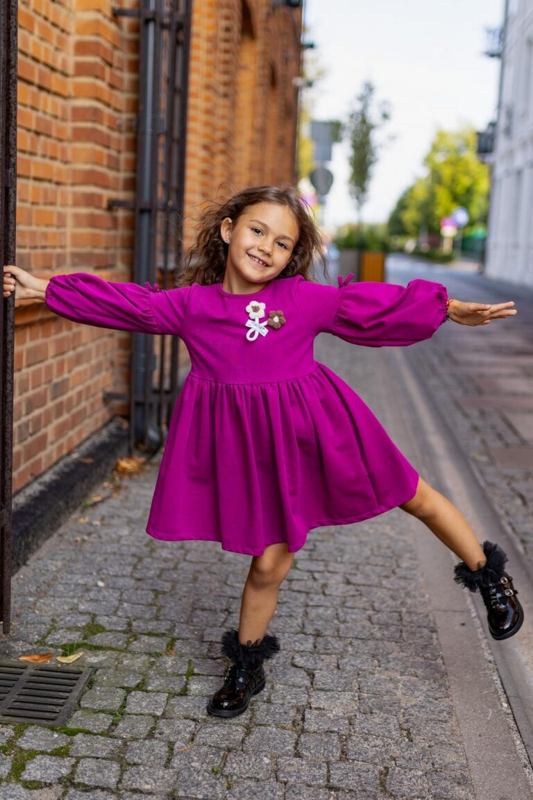 Ciemnoróżowa bawełniana sukienka z kwiatami 3D na dziecku, idealna na codzienne wyjścia.