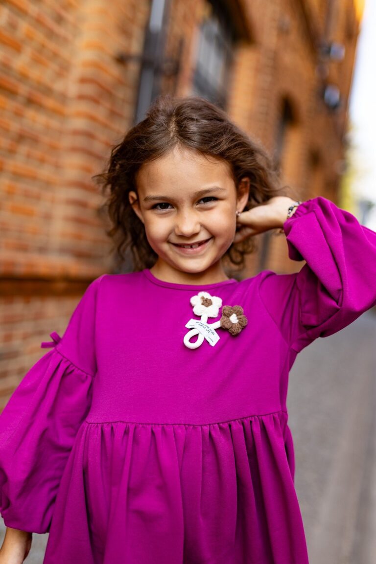 Ciemnoróżowa bawełniana sukienka z kwiatami 3D, idealna na letnie dni.