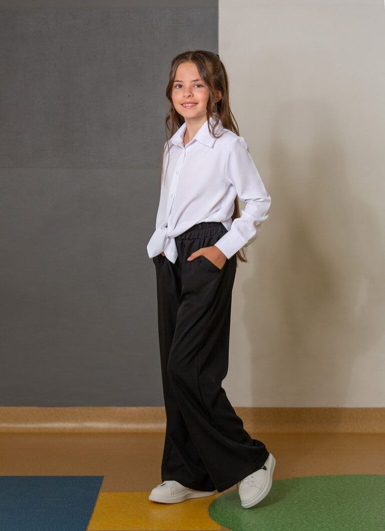 Cienkie czarne spodnie z szeroką nogawką dla dziewczynki, idealne na codzienne stylizacje.