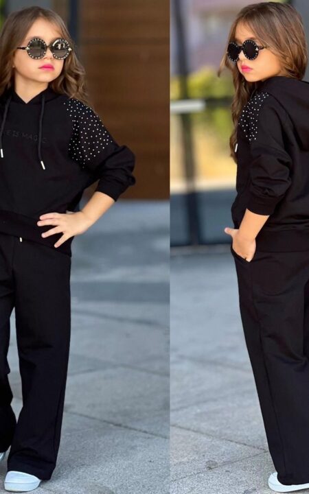 Czarny dres dla dziewczynki z bluzą z kapturem i spodniami bojówkami, idealny na codzienne stylizacje.