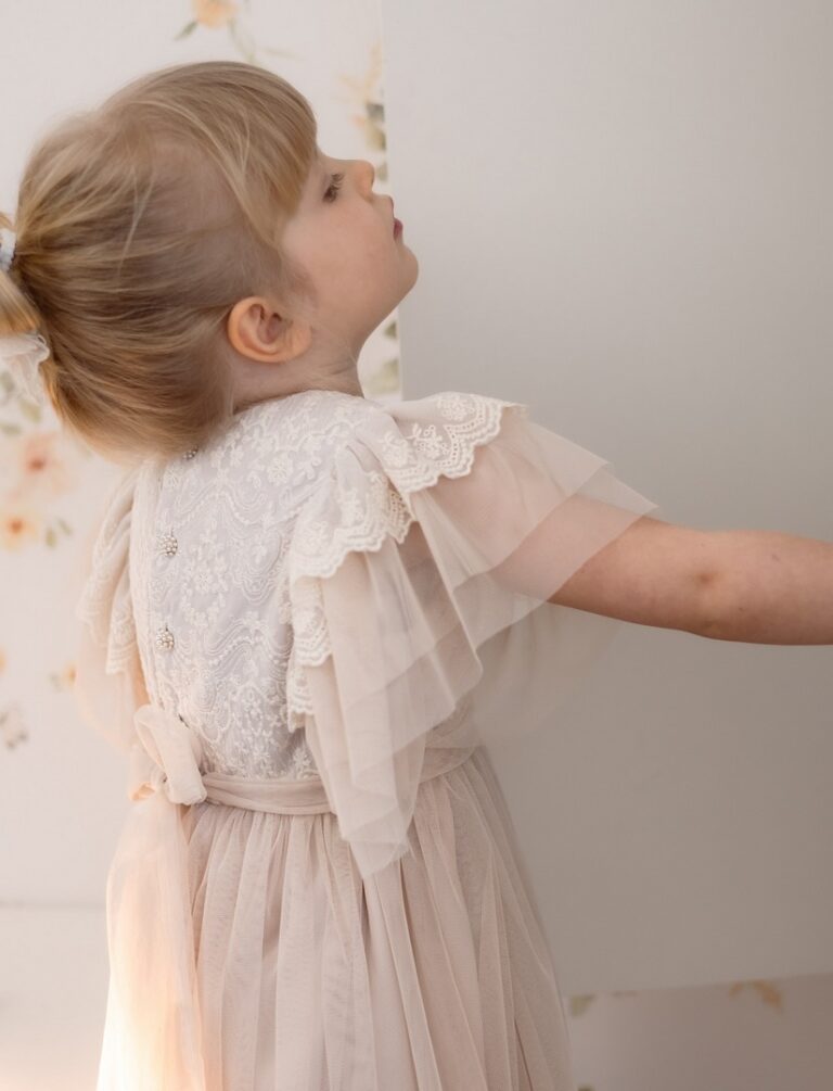Delikatna wiskozowa sukienka dla dziewczynki z koronkowymi rękawami, idealna na wyjątkowe okazje.