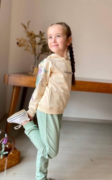 Dres dla dziewczynki w kolorze zielonym z napisem life is beautiful, idealny na codzienne stylizacje.