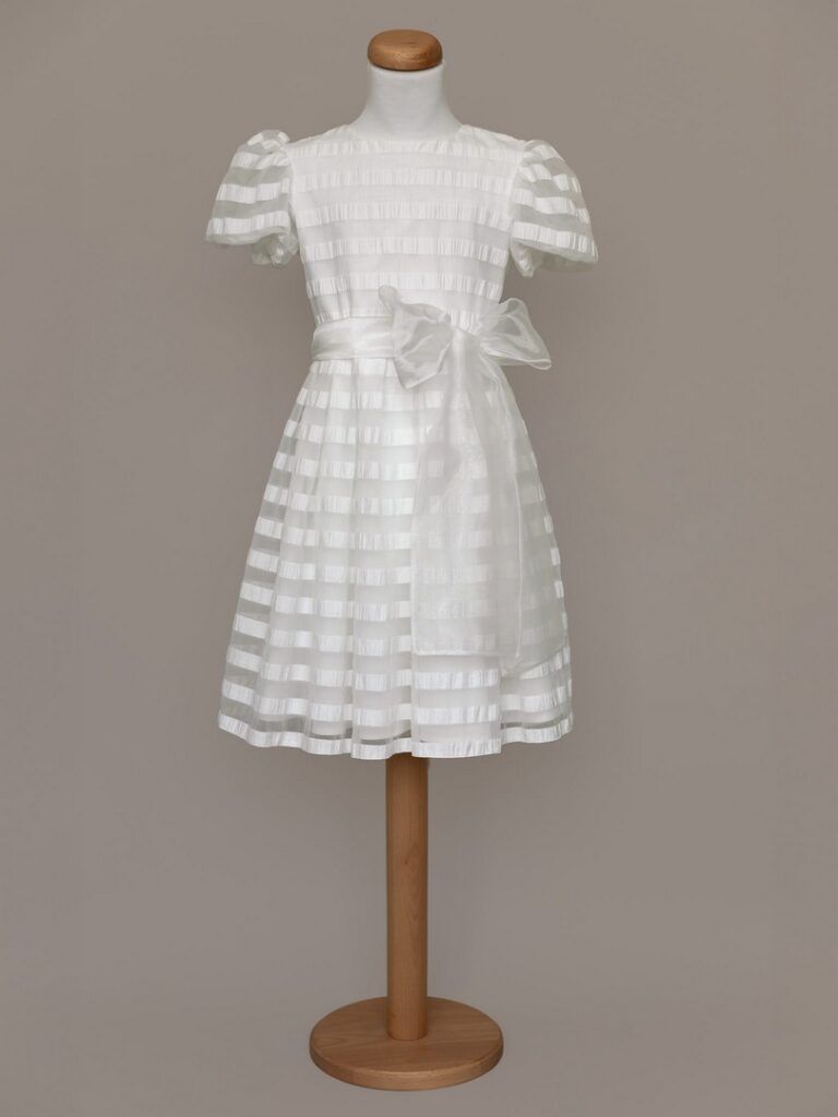 Ecru sukienka w pasy wykonana z organzy z krótkimi rękawami i ozdobnym paskiem.