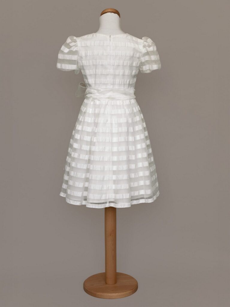 Ecru sukienka w pasy wykonana z organzy, z krótkimi rękawami i wiązaniem w talii. Idealna na letnie przyjęcia i uroczystości.