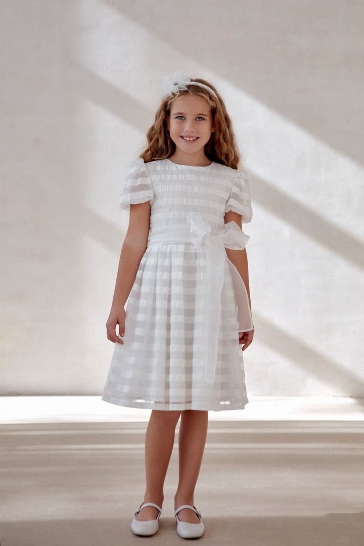 Ecru sukienka w pasy wykonana z organzy, idealna na specjalne okazje dla dziewczynki.